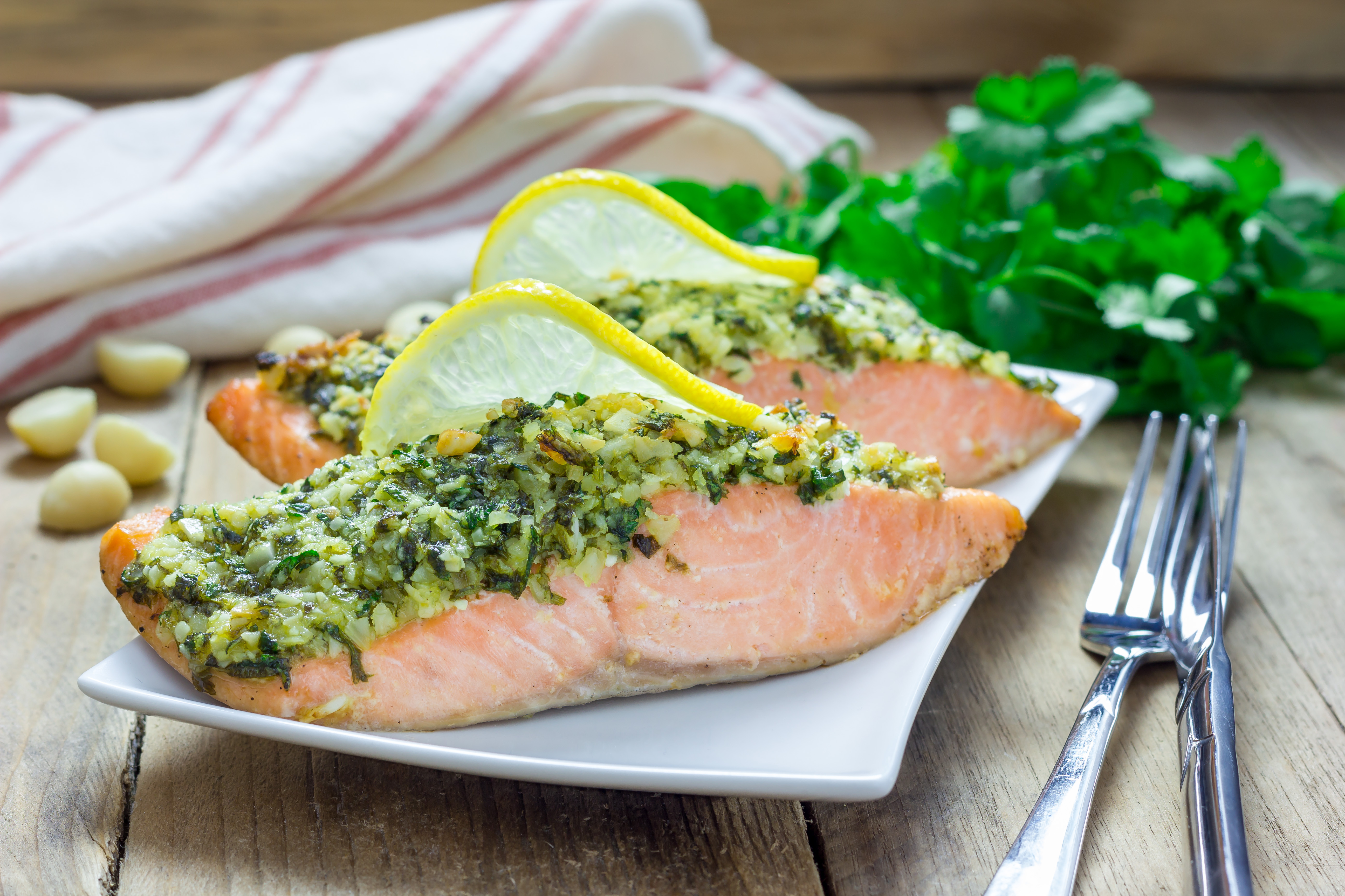 Lachs mit Parmesan-Kräuter-Walnuss-Kruste