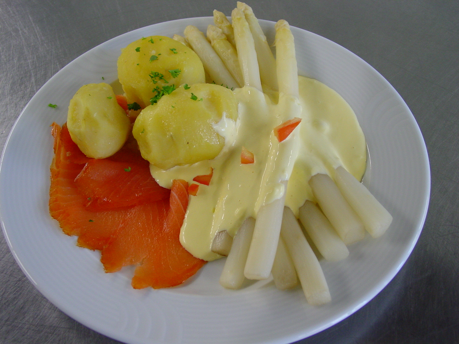 Spargel mit Räucherlachs, Salzkartoffeln und Sauce Hollandaise