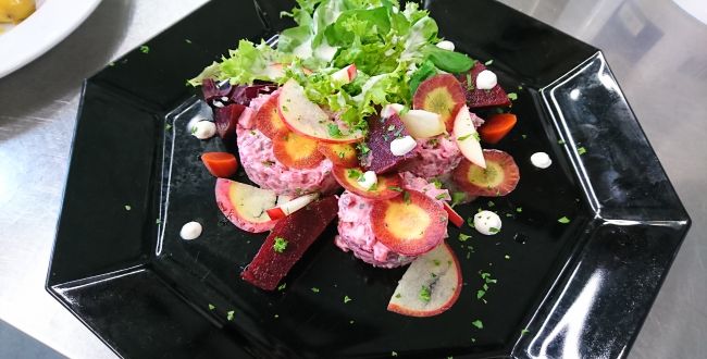 Matjes Tatar mit roter Beete, dazu Meerrettich, Apfel und Salat